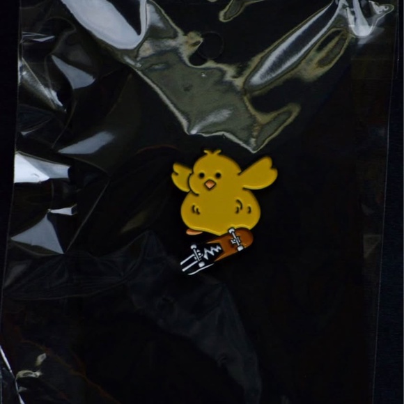 Pack of 5 Brand New Packaged Cat and Chick on a Skateboard Pins - Picture 5 of 5